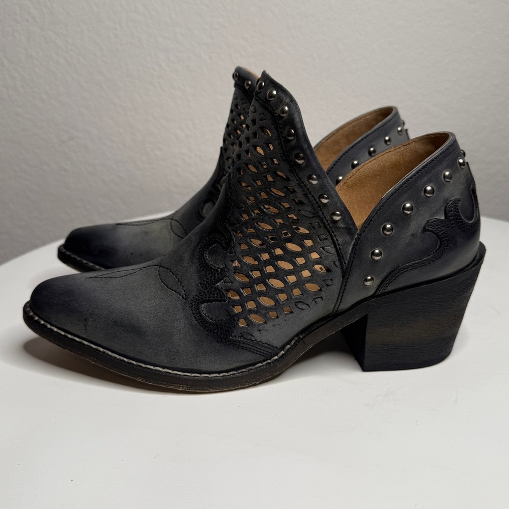 Circle G Angie Gray Leather Studded Laser Cut Western Ankle Boots Size 6